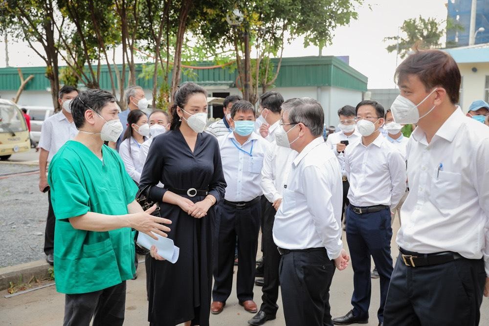 Ông Nguyễn Thành Phong, Chủ tịch UBND TP.HCM và bà Trương Huệ Vân, Tổng giám đốc Tập đoàn Vạn Thịnh Phát - chủ đầu tư tại Bệnh viện dã chiến số 16 và Trung tâm hồi sức tích cực người bệnh Covid-19 trực thuộc Bệnh viện Bạch Mai tại TP.HCM
