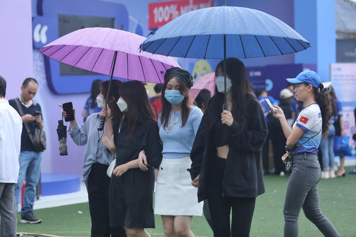 Các bạn trẻ đội mưa tham dự sự kiện từ sớm