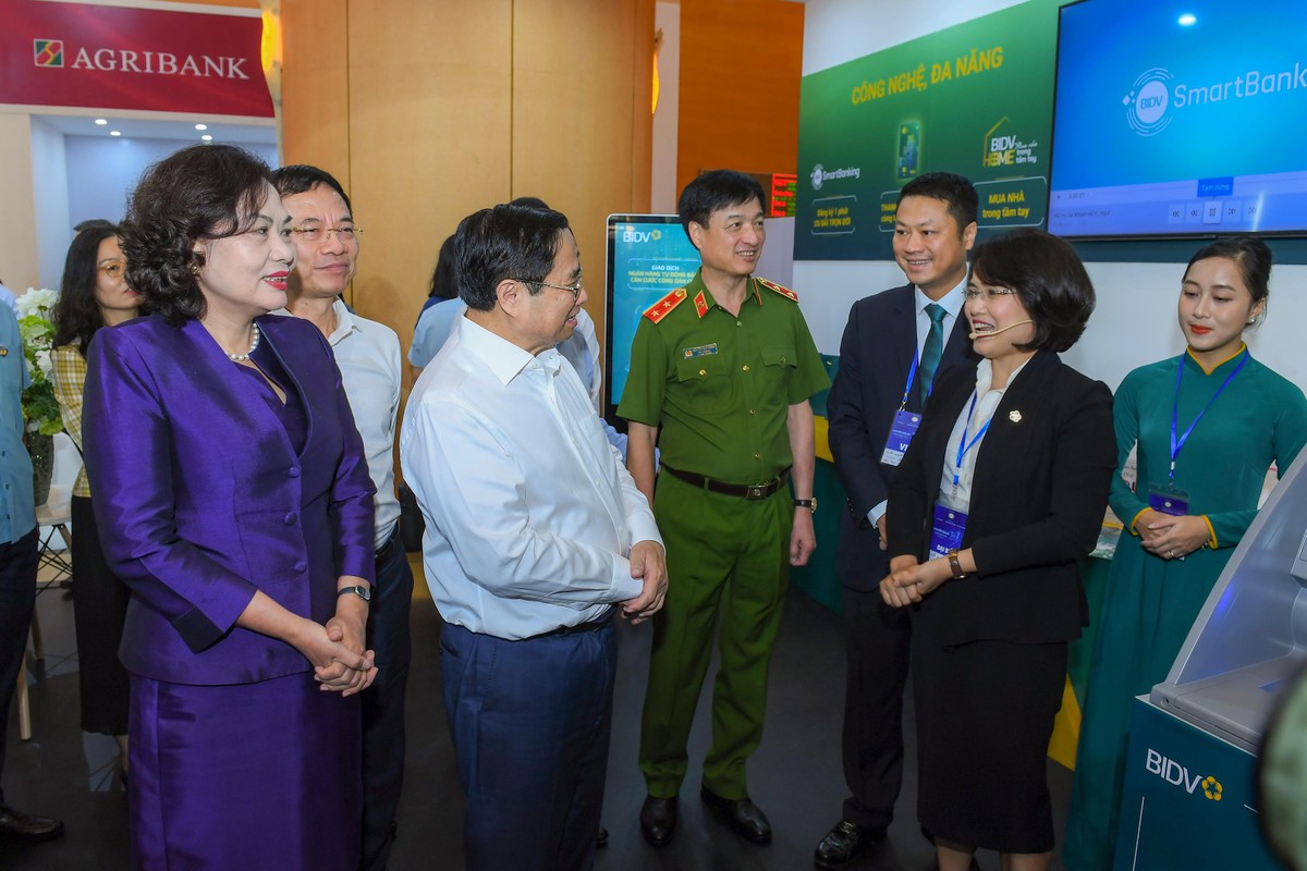 Thủ tướng Phạm Minh Chính và Thống đốc NHNN Việt Nam Nguyễn Thị Hồng tham quan Triển lãm trưng bày các sản phẩm, dịch vụ tiêu biểu về ứng dụng khoa học công nghệ, chuyển đổi số của ngành Ngân hàng Thủ tướng Phạm Minh Chính và Thống đốc NHNN Việt Nam Nguyễn Thị Hồng tham quan Triển lãm trưng bày các sản phẩm, dịch vụ tiêu biểu về ứng dụng khoa học công nghệ, chuyển đổi số của ngành Ngân hàng