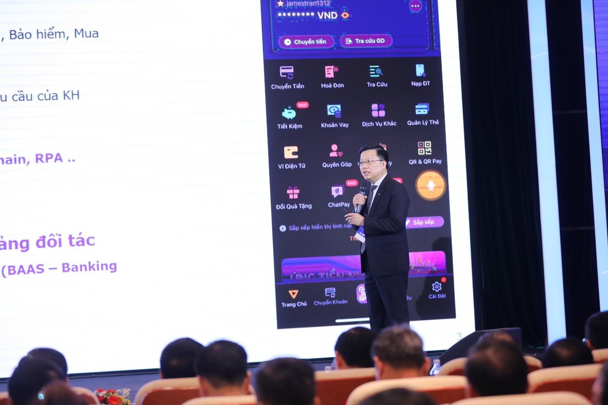 Tổng giám đốc TPBank Nguyễn Hưng thuyết trình về hệ sinh thái số của Ngân hàng tại Sự kiện Ngày Chuyển đổi số Tổng giám đốc TPBank Nguyễn Hưng thuyết trình về hệ sinh thái số của Ngân hàng tại Sự kiện Ngày Chuyển đổi số