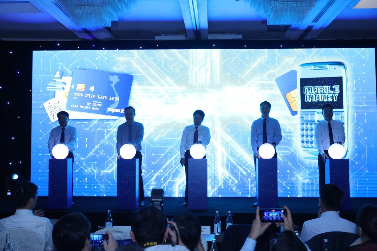 Các đại biểu thực hiện nghi thức ra mắt dịch vụ