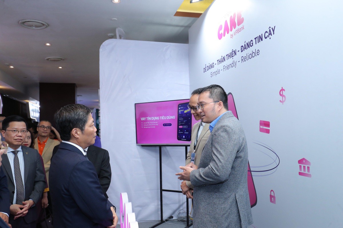 Các lãnh đạo và đại biểu tham quan những gian hàng triển lãm