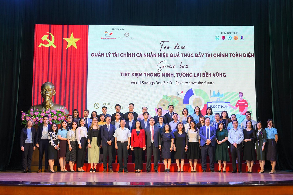 Các diễn giả và khách mời chụp ảnh lưu niệm tại Sự kiện