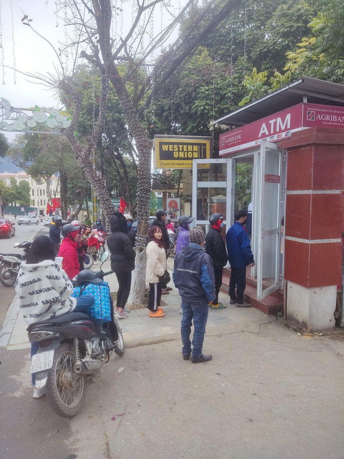 Người dân sử dụng dịch vụ ngân hàng tại Agribank Chi nhánh huyện Bắc Hà, Lào Cai