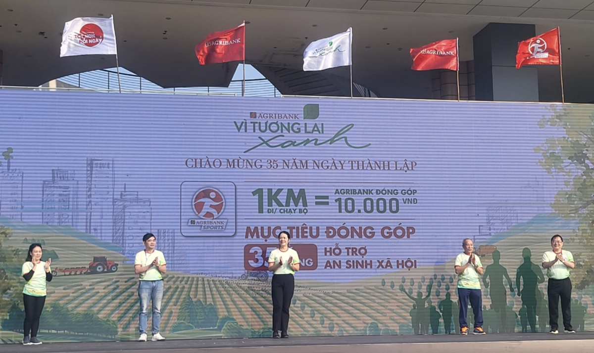 Bà Nguyễn Thị Phượng, Phó Tổng giám đốc Agribank cùng các khách mời chính thức khởi động Giải chạy "Vì tương lai xanh"