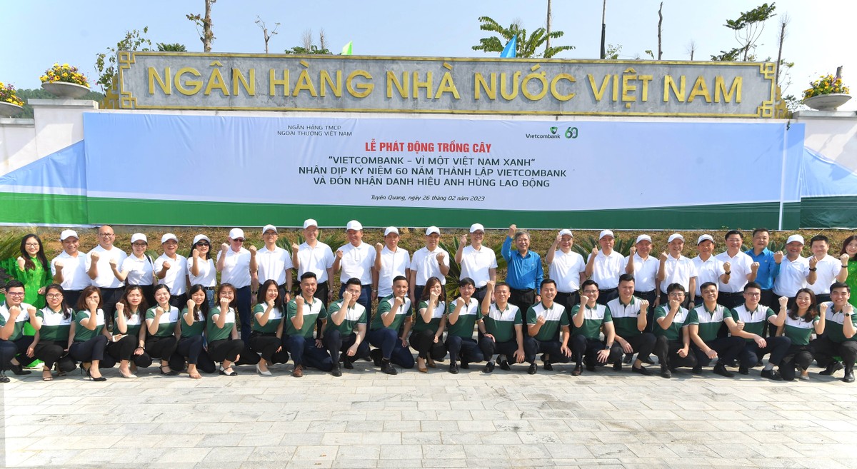 Ban lãnh đạo Vietcombank cùng các đại biểu và cán bộ chi nhánh Tuyên Quang chụp ảnh lưu niệm tại Khu di tích lịch sử ngành Ngân hàng Việt Nam.
