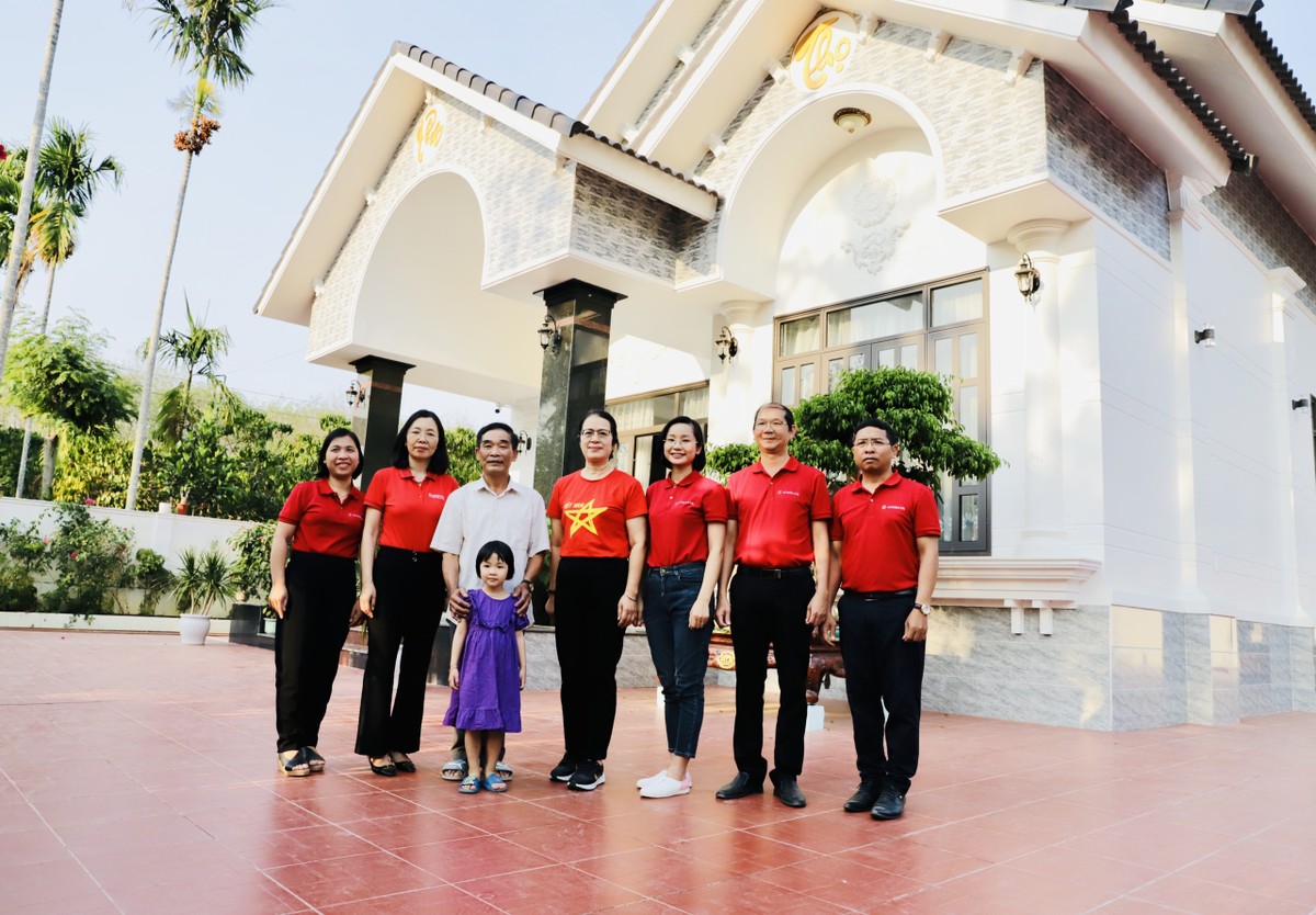 Bà Nguyễn Thị Phượng, Phó Tổng giám đốc Agribank (thứ 4 từ phải sang) cùng cán bộ Agribank Kon Tum chụp ảnh lưu niệm với cựu chiến binh Nguyễn Văn Thành trước ngôi nhà khang trang vừa xây xong từ nguồn thu nhập của trang trại gia đình (tháng 3/2023).