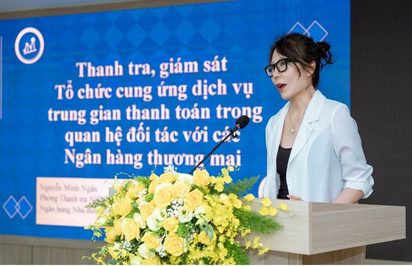 Bà Nguyễn Minh Ngân - Phó trưởng phòng Thanh tra NHNN Chi nhánh Hà Nội trình bày tham luận: “Thanh tra, giám sát các tổ chức cung ứng dịch vụ trung gian thanh toán trong quan hệ đối tác với các NHTM”.