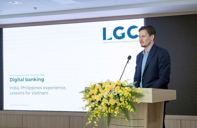 Ông Artem Andreev - Chủ tịch Công ty TNHH một thành viên tư vấn tài chính LGC trình bày tham luận “Ngân hàng số - Kinh nghiệm tại Ấn Độ, Phillipine và khuyến nghị cho Việt Nam”.
