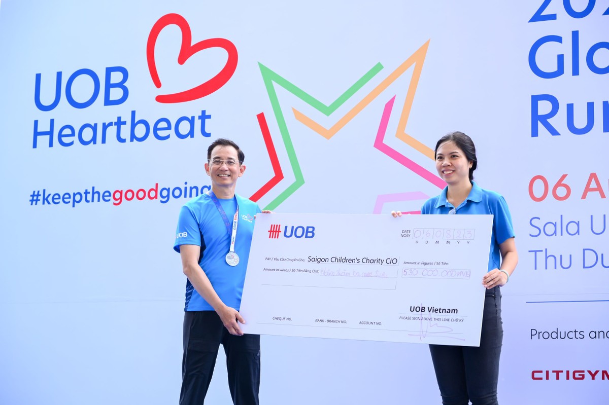 Ông Victor Ngo, Tổng giám đốc Ngân hàng UOB Việt Nam trao số tiền quyên góp được từ Giải chạy/đi bộ UOB Heartbeat cho bà Vương Ngọc Vy Vân, Trưởng phòng Truyền thông và Gây quỹ của tổ chức từ thiện Saigon Children’s Charity tại sự kiện