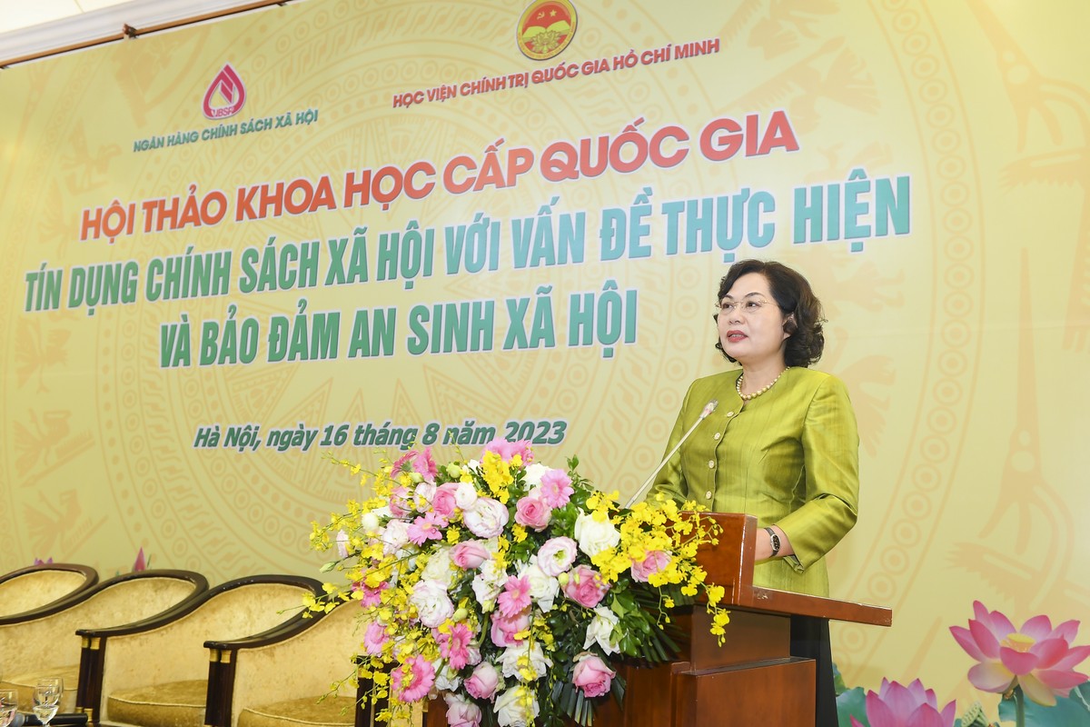 Bà Nguyễn Thị Hồng, Thống đốc Ngân hàng Nhà nước Việt Nam kiêm Chủ tịch Hội đồng quản trị NHCSXH phát biểu tại Hội thảo