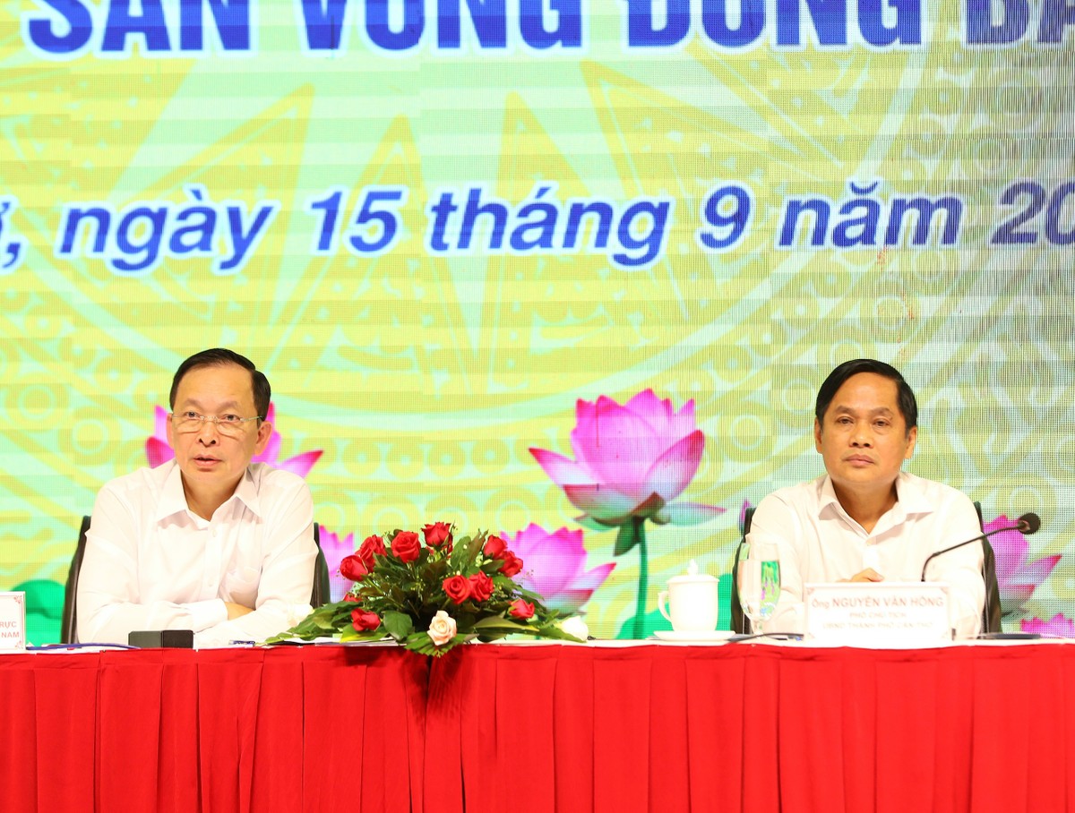 Ông Đào Minh Tú, Phó Thống đốc Thường trực NHNN và ông Nguyễn Văn Hồng, Thành ủy viên, Phó chủ tịch UBND thành phố Cần Thơ đồng chủ trì Hội nghị.