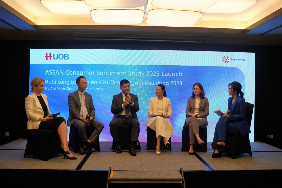 Các diễn giả tại buổi công bố Nghiên cứu Tâm lý người tiêu dùng ASEAN (ACSS) năm 2023 Các diễn giả tại buổi công bố Nghiên cứu Tâm lý người tiêu dùng ASEAN (ACSS) năm 2023