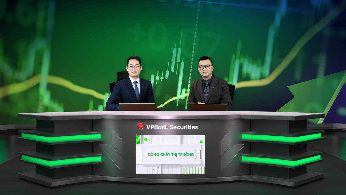 Ông Trần Hoàng Sơn (trái), Giám đốc Chiến lược thị trường và ông Đỗ Hoài Nam, Giám đốc Tư vấn trực tuyến của VPBankS tại chương trình Dòng chảy thị trường