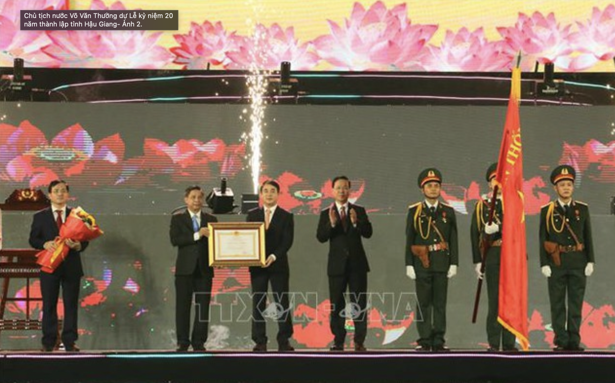 Tại buổi lễ, ông Võ Văn Thưởng, Ủy viên Bộ Chính trị, Chủ tịch nước Cộng hòa xã hội chủ nghĩa Việt Nam, đã trao Huân chương Lao động hạng Nhất cho Đảng bộ, chính quyền và Nhân dân tỉnh Hậu Giang, vì đã có thành tích xuất sắc trong phát triển kinh tế - xã hội, góp phần vào sự nghiệp xây dựng chủ nghĩa xã hội và bảo vệ Tổ quốc. Tại buổi lễ, ông Võ Văn Thưởng, Ủy viên Bộ Chính trị, Chủ tịch nước Cộng hòa xã hội chủ nghĩa Việt Nam, đã trao Huân chương Lao động hạng Nhất cho Đảng bộ, chính quyền và Nhân dân tỉnh Hậu Giang, vì đã có thành tích xuất sắc trong phát triển kinh tế - xã hội, góp phần vào sự nghiệp xây dựng chủ nghĩa xã hội và bảo vệ Tổ quốc.