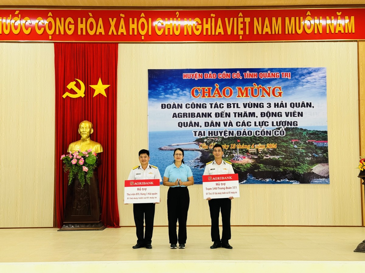 Đại diện Agribank, bà Nguyễn Thị Phượng, Phó tổng giám đốc trao tặng quà cho các lực lượng vũ trang trên huyện đảo Cồn Cỏ, tỉnh Quảng Trị. Đại diện Agribank, bà Nguyễn Thị Phượng, Phó tổng giám đốc trao tặng quà cho các lực lượng vũ trang trên huyện đảo Cồn Cỏ, tỉnh Quảng Trị.