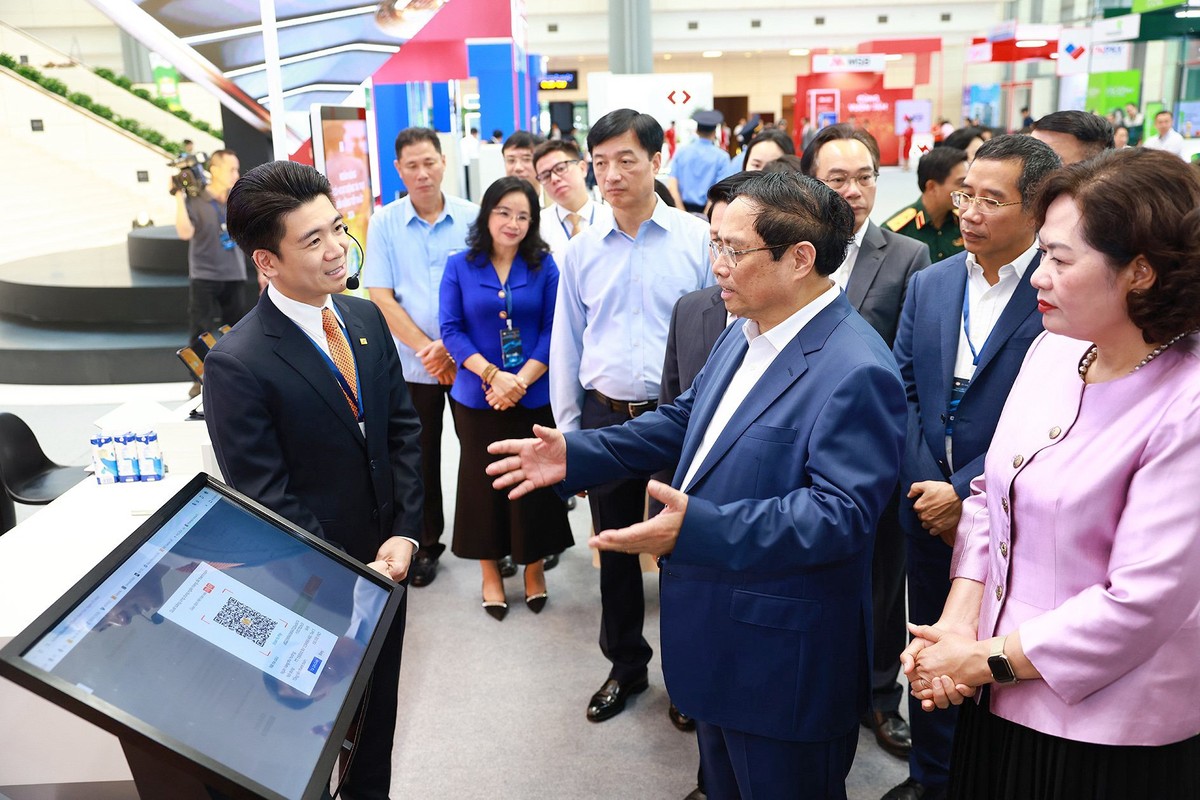 Ông Phạm Minh Chính, Uỷ viên Bộ Chính trị, Thủ tướng Chính phủ cùng các lãnh đạo Bộ, Ban, ngành, các TCTD tham quan các gian hàng tại sự kiện