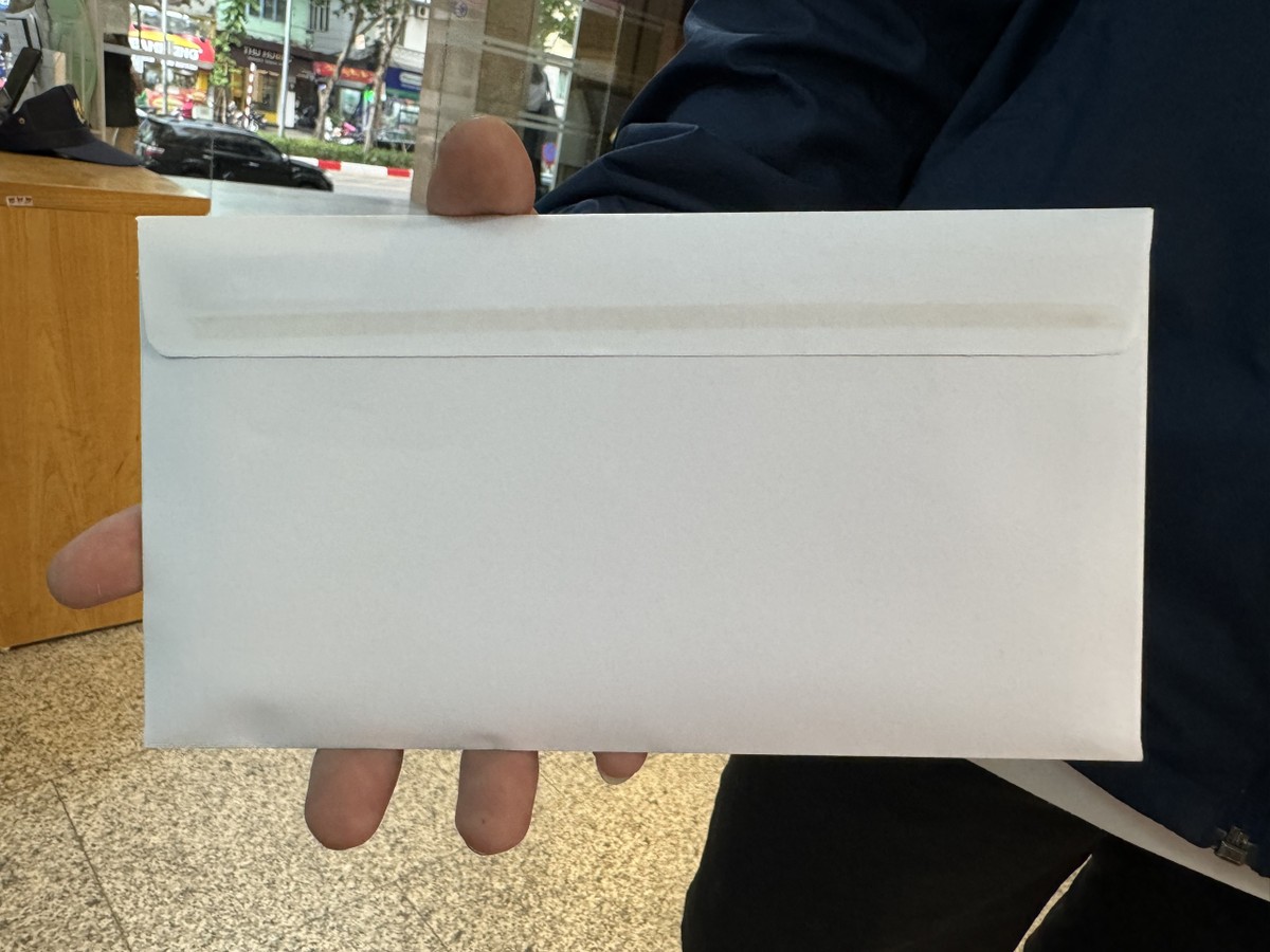 Thanh niên Tú đã mua được 2 lượng vàng và nhờ nhân viên Agribank niêm phong giúp bằng phong bì. Mặc dù phải chờ đợi khá lâu nhưng Tú cho biết, sáng mai vẫn quay lại Ngân hàng để mua vàng.