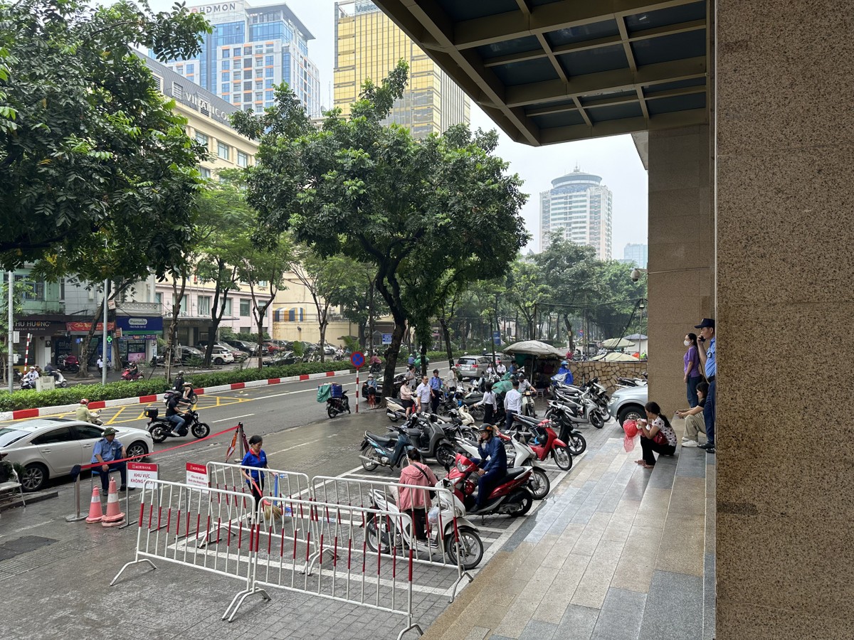 9h sáng ngày 10/6, Trụ sở Agribank Chi nhánh Sở Giao dịch tại số 2 Láng Hạ đã phát xong số thứ tự, mọi người ra về bớt và quay lại mua theo số thứ tự