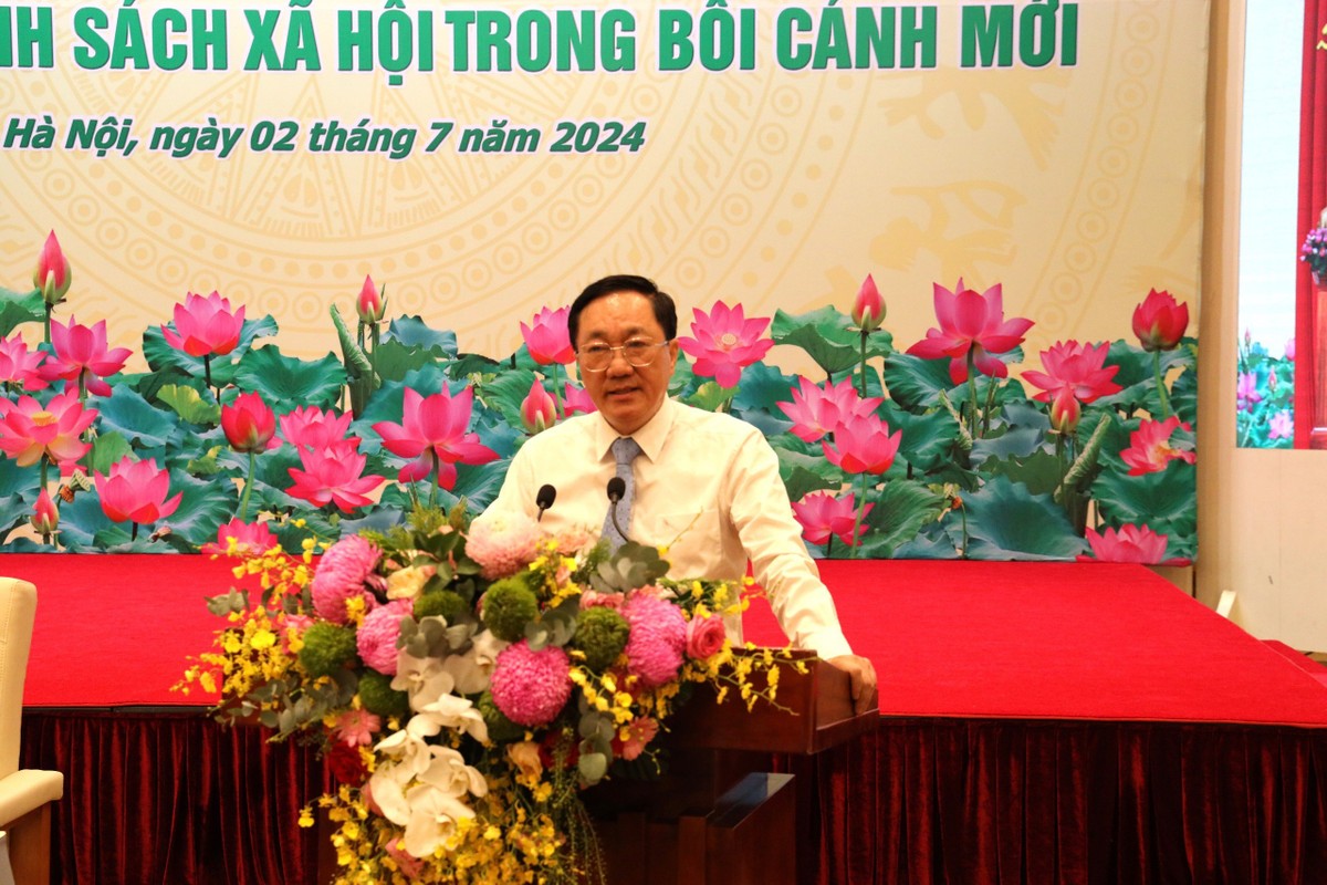 Ông Dương Quyết Thắng, Ủy viên HĐQT Ngân hàng Chính sách xã hội, Tổng giám đốc Ngân hàng Chính sách xã hội phát biểu tại Hội thảo.