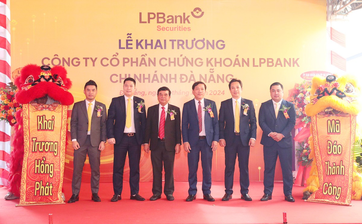Các đại biểu đại diện NHNN Chi nhánh Đà Nẵng, Sở Tài chính Đà Nẵng, LPBank, LPBS tham dự buổi khai trương Các đại biểu đại diện NHNN Chi nhánh Đà Nẵng, Sở Tài chính Đà Nẵng, LPBank, LPBS tham dự buổi khai trương