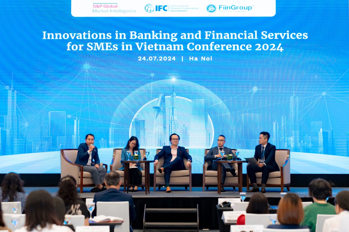 Các diễn giả thảo luận tại Hội thảo Các diễn giả thảo luận tại Hội thảo