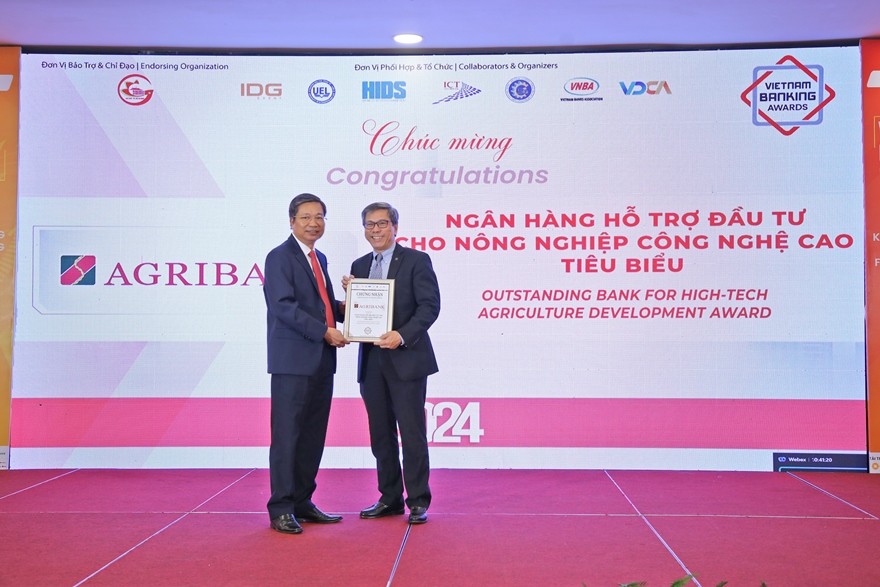 Đại diện Agribank, ông Phạm Gia Khương - Phó Trưởng VPĐD khu vực miền Nam (bên trái) nhận danh hiệu “Ngân hàng hỗ trợ đầu tư cho nông nghiệp công nghệ cao tiêu biểu” 2024