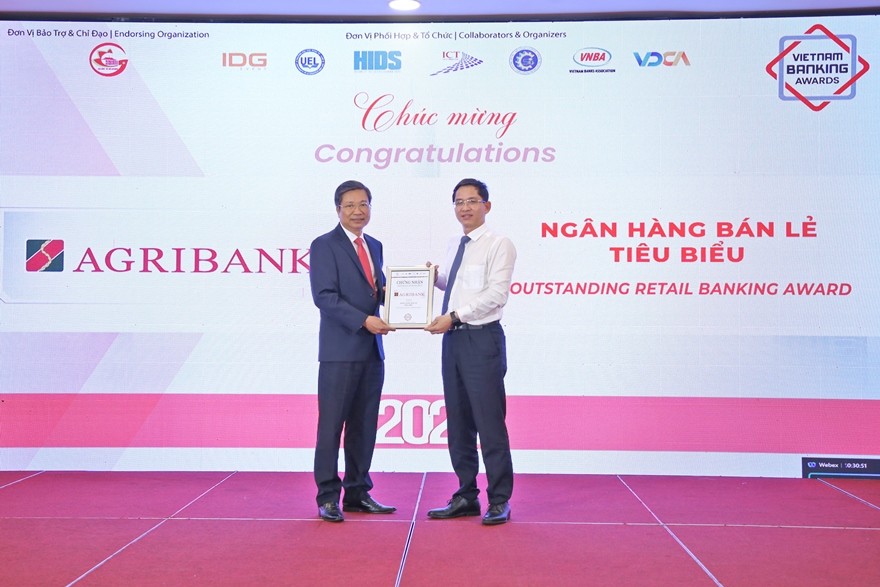 Đại diện Agribank nhận danh hiệu “Ngân hàng bán lẻ tiêu biểu” 2024