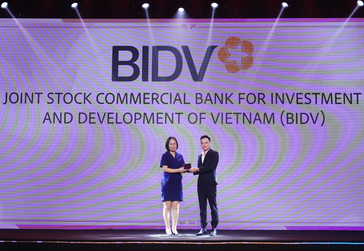 Bà Vũ Thị Thu Hiền - Phó Giám đốc Ban Tổ chức nhân sự BIDV – đại diện Ngân hàng nhận giải thưởng “Doanh nghiệp quan tâm chăm sóc nhân viên tuyệt vời nhất”, Tp. HCM ngày 08/8/2024.