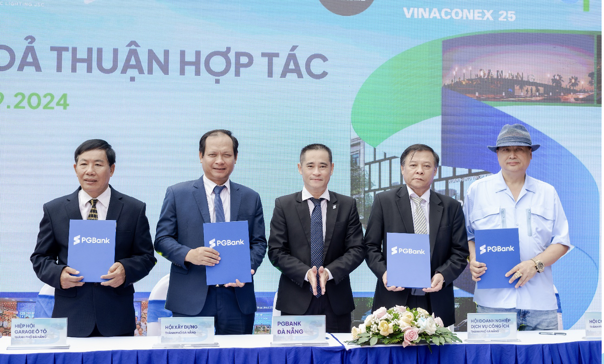 Ông Doãn Bá Nhật Ba – Giám đốc PGBank Đà Nẵng ký kết thỏa thuận hợp tác chiến lược với các đối tác quan trọng như Hiệp hội Cơ khí, Hiệp hội Gara ô tô, Hiệp hội Vận tải và Vinaconex. Ông Doãn Bá Nhật Ba – Giám đốc PGBank Đà Nẵng ký kết thỏa thuận hợp tác chiến lược với các đối tác quan trọng như Hiệp hội Cơ khí, Hiệp hội Gara ô tô, Hiệp hội Vận tải và Vinaconex.