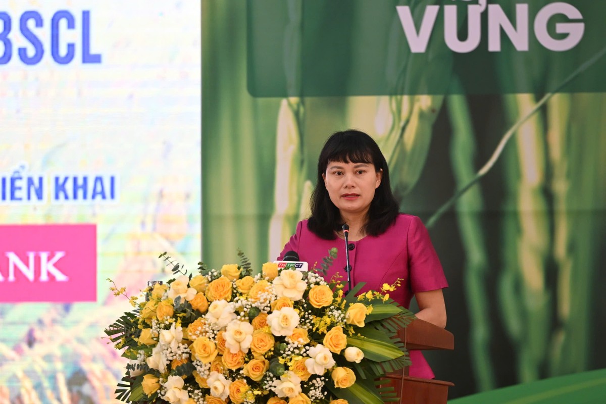 Bà Phùng Thị Bình, Phó tổng giám đốc Agribank - Ngân hàng chủ lực cho vay trong giai đoạn đầu thực hiện Dự án, phát biểu tại Hội nghị