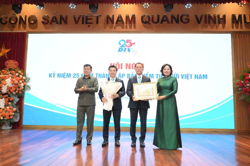 Thống đốc NHNN Nguyễn Thị Hồng đã trao tặng Bằng khen cho BHTGVN, Phó Bí thư Thường trực Đảng ủy Khối Doanh nghiệp Trung ương Nguyễn Đức Phong tặng hoa chúc mừng, nhằm ghi nhận, biểu dương những đóng góp xuất sắc trong hoạt động kiểm tra hệ thống quỹ tín dụng nhân dân của BHTGVN.