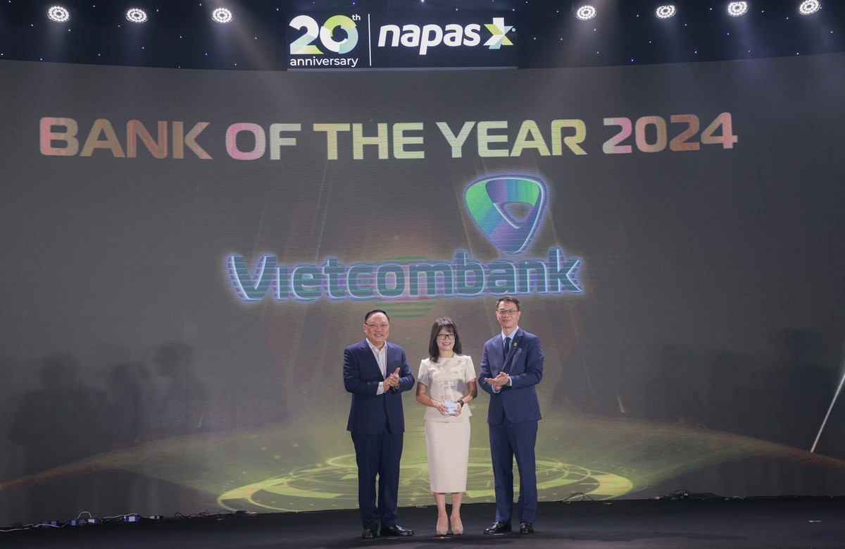 Đại diện Vietcombank nhận giải Ngân hàng xuất sắc năm 2024 Đại diện Vietcombank nhận giải Ngân hàng xuất sắc năm 2024