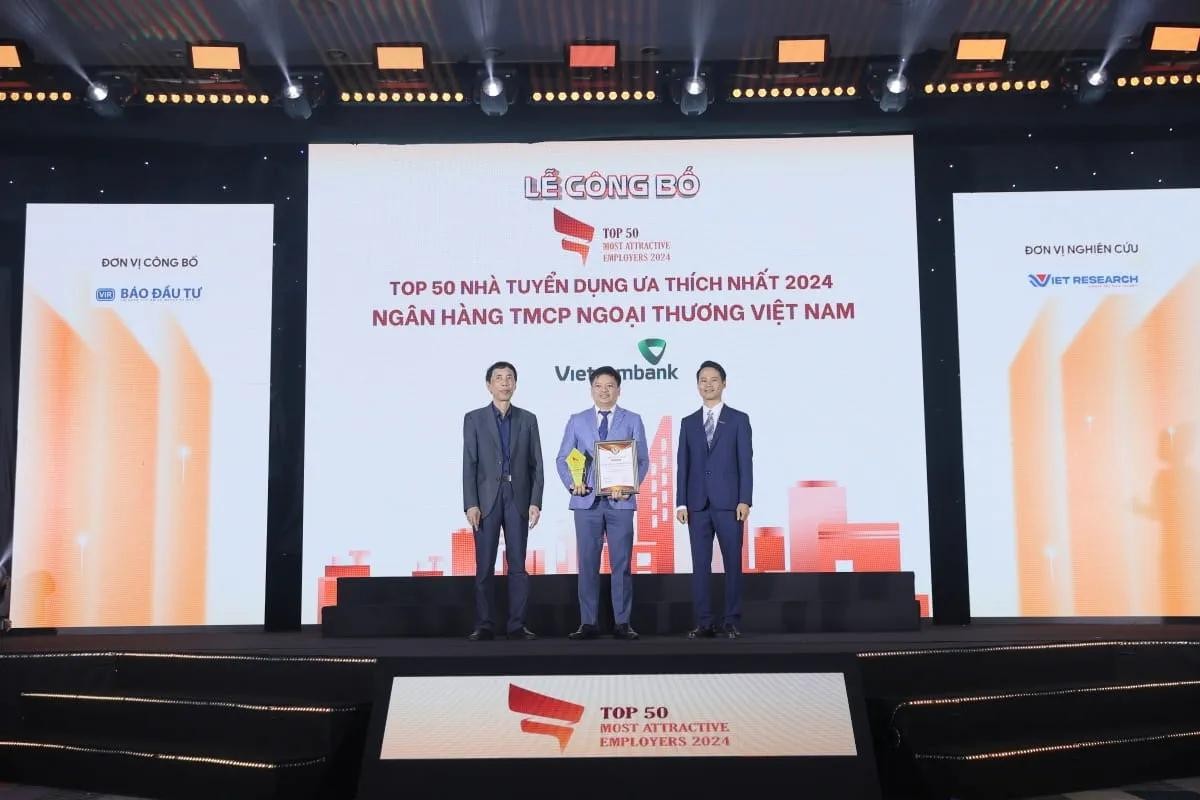 Đại diện Vietcombank, ông Nguyễn Kiên Hiếu - Phó Trưởng Ban Tổ chức &amp; Nhân sự (giữa) nhận giải thưởng “Top 50 nhà tuyển dụng ưa thích nhất năm 2024”