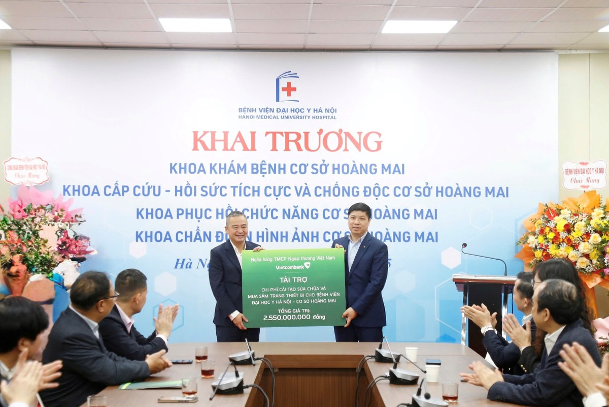Ông Hồng Quang - Thành viên HĐQT, Chủ tịch Công đoàn Vietcombank trao tài trợ 2,55 tỷ đồng cho Bệnh viện Đại học Y Hà Nội - cơ sở Hoàng Mai