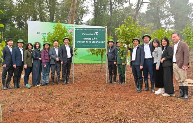 Ban lãnh đạo Vietcombank và đại diện Bộ Tư lệnh bảo vệ Lăng Chủ tịch Hồ Chí Minh chụp ảnh lưu niệm sau khi hoàn tất trồng 95 cây xanh tại Vườn cây “Đời đời nhớ ơn Bác Hồ” trong khu di tích Ban lãnh đạo Vietcombank và đại diện Bộ Tư lệnh bảo vệ Lăng Chủ tịch Hồ Chí Minh chụp ảnh lưu niệm sau khi hoàn tất trồng 95 cây xanh tại Vườn cây “Đời đời nhớ ơn Bác Hồ” trong khu di tích