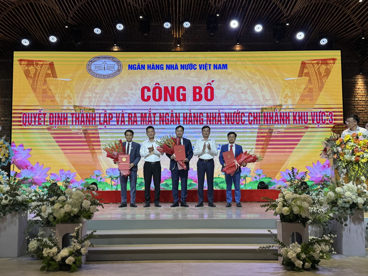 Phó Thống đốc NHNN Phạm Thanh Hà (thứ hai từ phải sang) và ông Trịnh Công Văn, Giám đốc NHNN chi nhánh tỉnh Sơn La giữ chức vụ Phó giám đốc NHNN chi nhánh Khu vực 3 và giao quyền Giám đốc NHNN chi nhánh Khu vực 3 trao quyết định tới các Phó giám đốc NHNN khu vực 3 bao gồm: ông Phạm Mạnh Kiên, ông Lê Cao Cường, ông Nguyễn Đình Vinh.