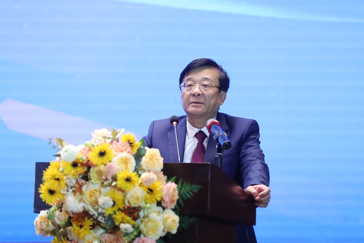 TS. Nguyễn Quốc Hùng, Phó chủ tịch kiêm Tổng thư ký VNBA trình bày Báo cáo tại Hội nghị