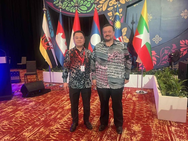 Phó Thống đốc Nguyễn Ngọc Cảnh chụp ảnh lưu niệm cùng Bộ trưởng Tài chính Malaysia