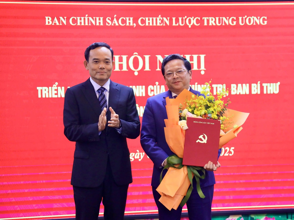 Ông Nguyễn Đức Hiển, Ủy viên Trung ương Đảng, Phó Trưởng Ban Chính sách, chiến lược Trung ương nhận quyết định và hoa chúc mừng Ông Nguyễn Đức Hiển, Ủy viên Trung ương Đảng, Phó Trưởng Ban Chính sách, chiến lược Trung ương nhận quyết định và hoa chúc mừng