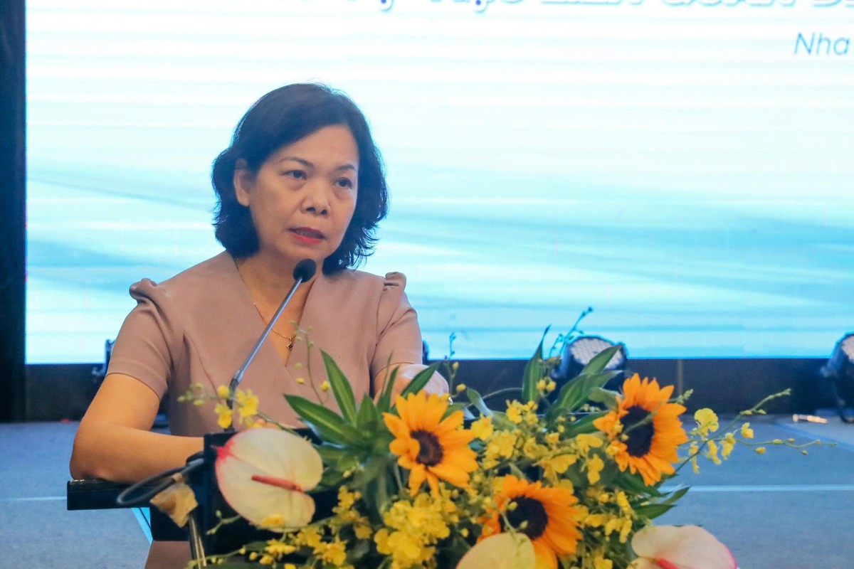 Bà Vũ Ngọc Lan, Phó Vụ trưởng Vụ Pháp chế, NHNN chia sẻ tại Hội thảo Bà Vũ Ngọc Lan, Phó Vụ trưởng Vụ Pháp chế, NHNN chia sẻ tại Hội thảo