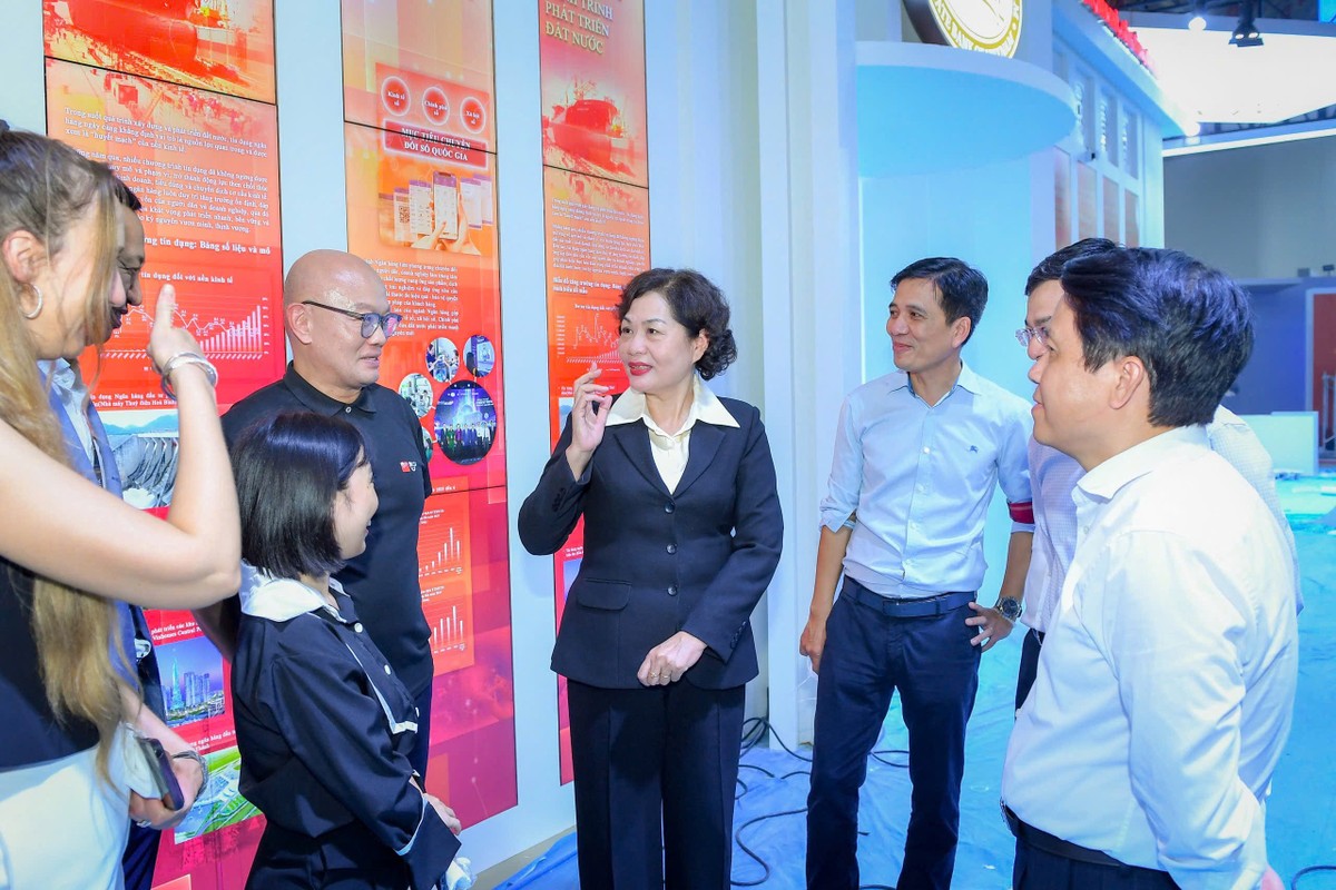 Ban lãnh đạo NHNN tại Triển lãm thành tựu Đất nước “80 năm Hành trình Độc lập - Tự do - Hạnh phúc”