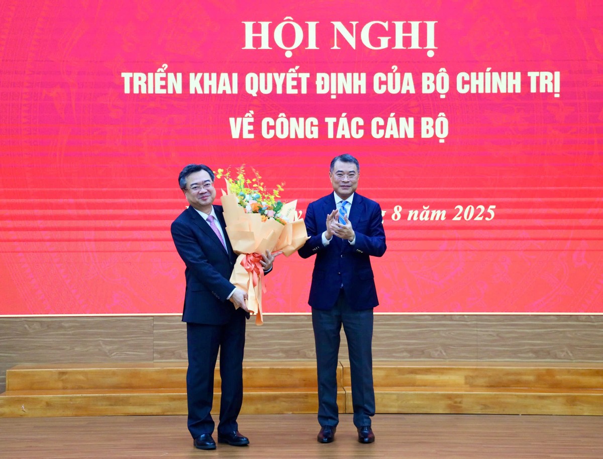 Ông Lê Minh Hưng, Ủy viên Bộ Chính trị, Bí thư Trung ương Đảng, Trưởng Ban Tổ chức Trung ương tặng hoa chúc mừng Tân Trưởng Ban Chính sách, chiến lược Trung ương, Ủy viên Trung ương Đảng Nguyễn Thanh Nghị