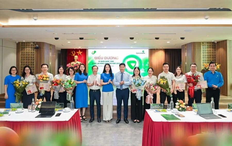 Ban lãnh đạo Vietcombank và đại diện Công đoàn Ngân hàng Việt Nam, Công đoàn Vietcombank chụp ảnh lưu niệm cùng 10 cán bộ được Tổng Liên đoàn Lao động Việt Nam trao tặng “Bằng Lao động sáng tạo” năm 2024