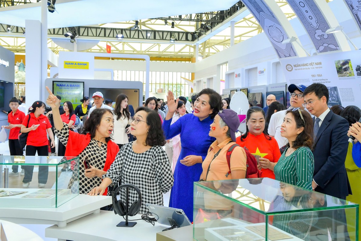 Thống đốc NHNN Nguyễn Thị Hồng giới thiệu với khách tham quan Triển lãm thành tựu ngành Ngân hàng