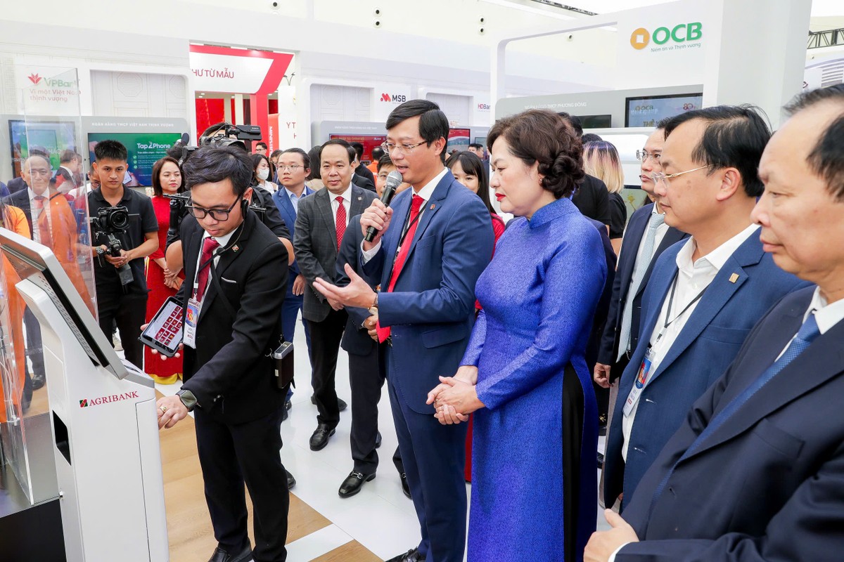 Đại diện Agribank, Phó tổng giám đốc Đỗ Đức Thành giới thiệu đến Thống đốc và đoàn đại biểu NHNN giải pháp Quầy giao dịch thông minh thể hiện dấu ấn quan trọng trong công cuộc chuyển đổi số của Agribank