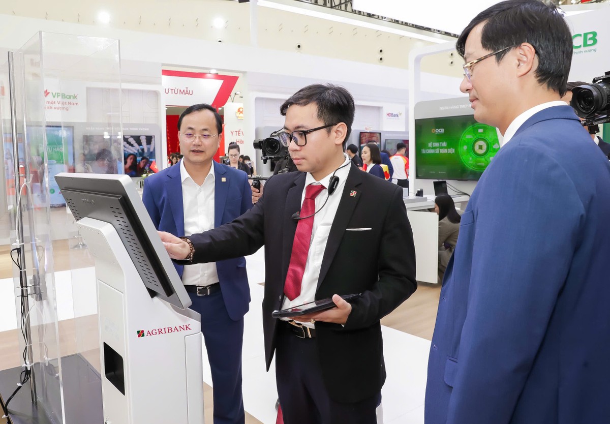Chủ tịch HĐTV Agribank Tô Huy Vũ chỉ đạo triển khai các giải pháp số hiện đại của Agribank tại gian hàng triển lãm
