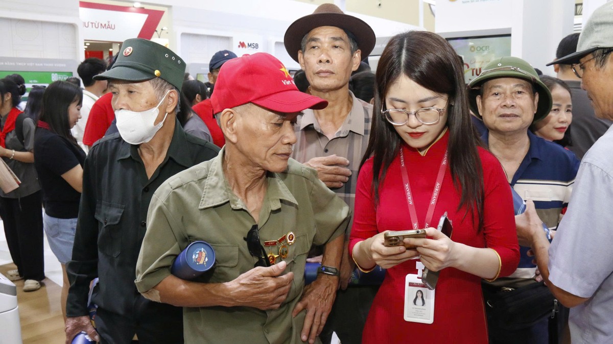 Gian hàng Agribank thu hút đông đảo khách tham quan và tham gia dịch vụ