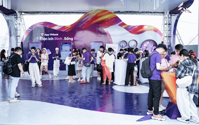 Booth trải nghiệm của TPBank - một trong những hoạt động bên lề tại Concert Em Xinh ‘Say Hi’ tại tối 13/9 tại TP.HCM. (Ảnh: TPBank) Booth trải nghiệm của TPBank - một trong những hoạt động bên lề tại Concert Em Xinh ‘Say Hi’ tại tối 13/9 tại TP.HCM. (Ảnh: TPBank)