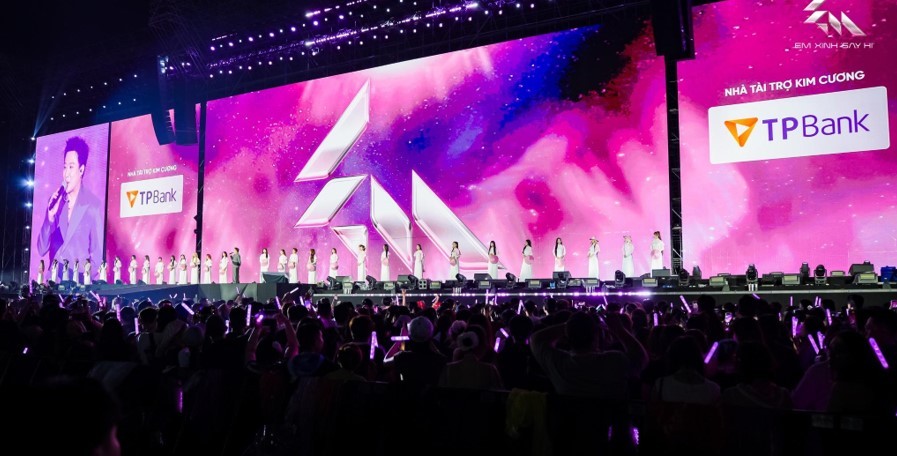 TPBank chính thức ‘giữ slot’ Nhà tài trợ Kim Cương cho đêm Concert Em Xinh Say Hi tại thủ đô Hà Nội. (Ảnh: Vieon) TPBank chính thức ‘giữ slot’ Nhà tài trợ Kim Cương cho đêm Concert Em Xinh Say Hi tại thủ đô Hà Nội. (Ảnh: Vieon)